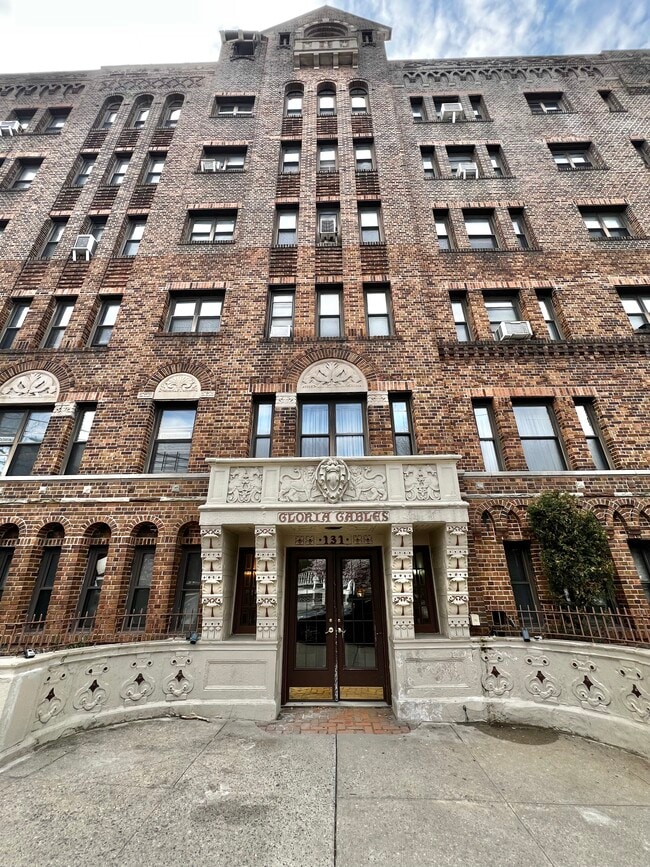 Building Photo - 131 Kensington Ave