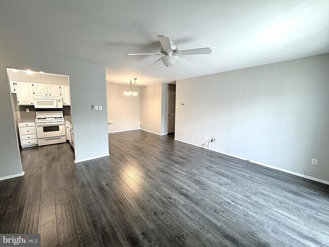 Building Photo - 560 Shetland Ct