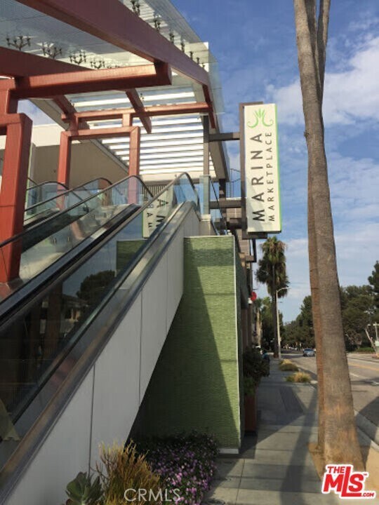 Building Photo - 4211 Redwood Ave