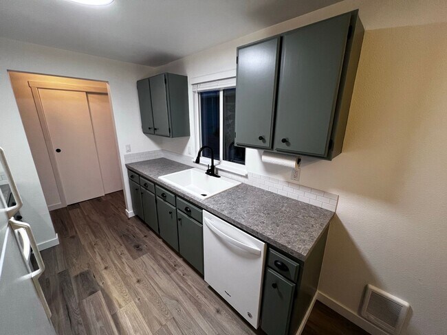 Building Photo - Duplex Must See Stunning Updated 2BR/1BA/1 car garage Avail. June 5th