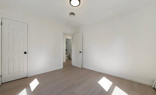 Building Photo - Beautiful 3 Bedroom Mentor Home