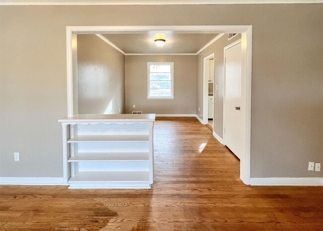 Building Photo - 208 E 14th St