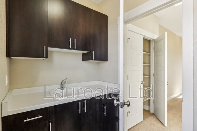 Building Photo - 5438 Valentia St