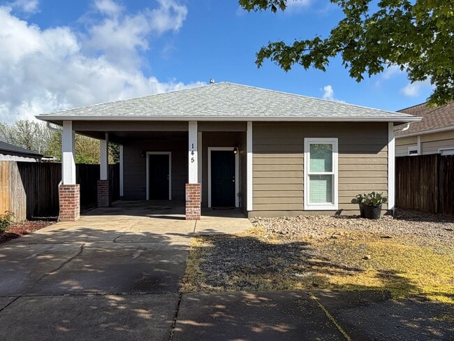 Building Photo - 3 Bedroom 2 bath single family house