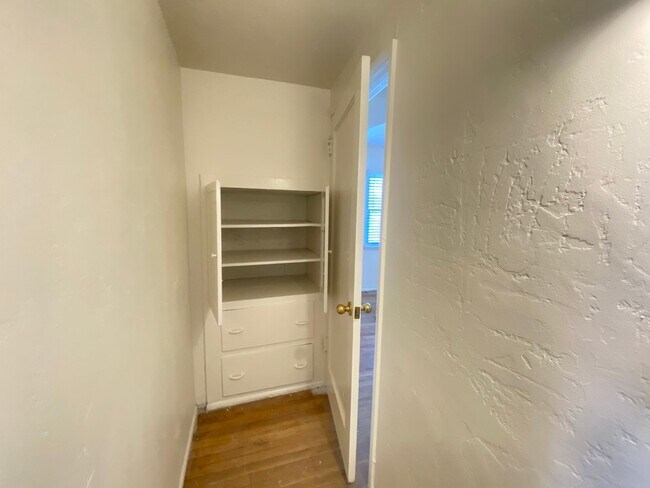 Building Photo - REFRESHED Craftmans Style Upstairs One Bed...