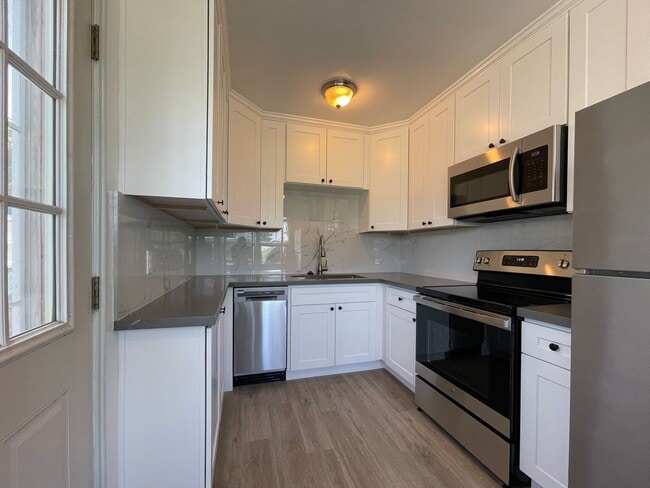 Building Photo - RENOVATED BALLARD 3 BED, 2 BATH DUPLEX UNIT CLOSE TO ALL!