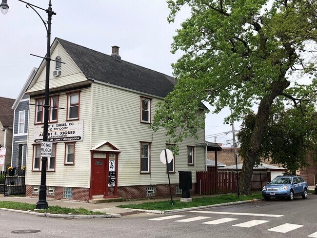 Building Photo - 2856 N Western Ave