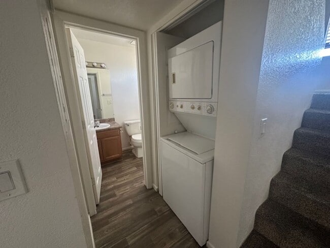 Building Photo - 1 bedroom with loft - or 2nd bedroom - w/d...