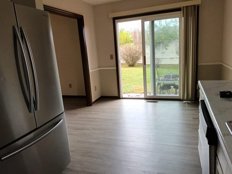 Building Photo - 812 Linworth Rd E