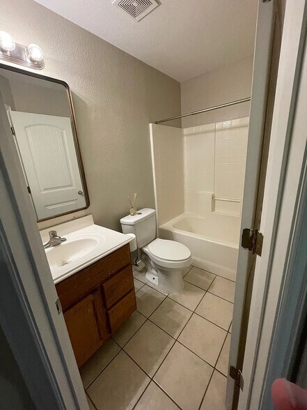 Building Photo - Room in Duplex on Arbor Ave