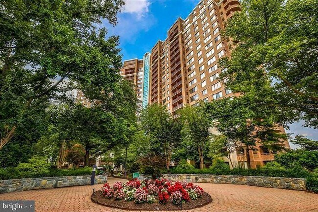 Primary Photo - 10101 Grosvenor Pl