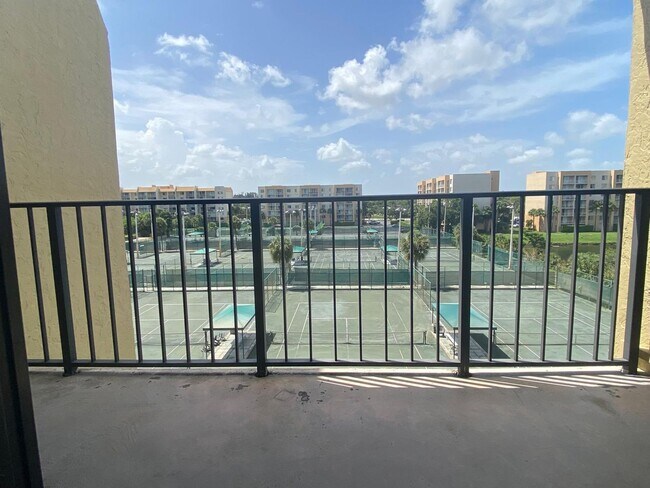 Building Photo - 2828 Tennis Club Dr