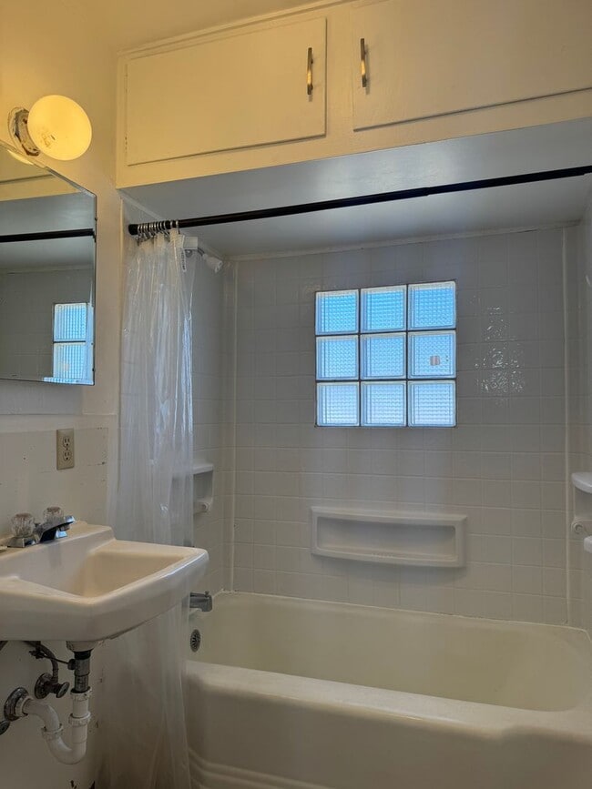 Building Photo - Pet-Friendly 1-Bedroom House
