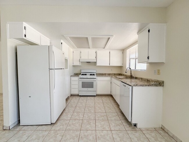 Building Photo - 29 Palms Home with Mountain Views