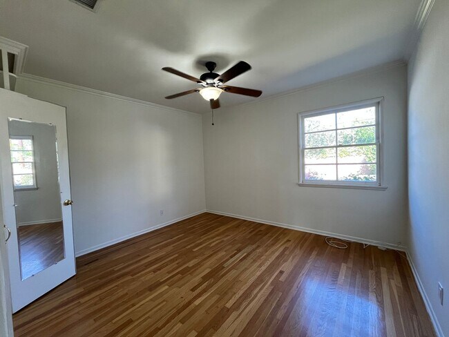 Building Photo - Sherman Oaks 3+2 w/appliances, family room, central air + more! (13627 Huston)