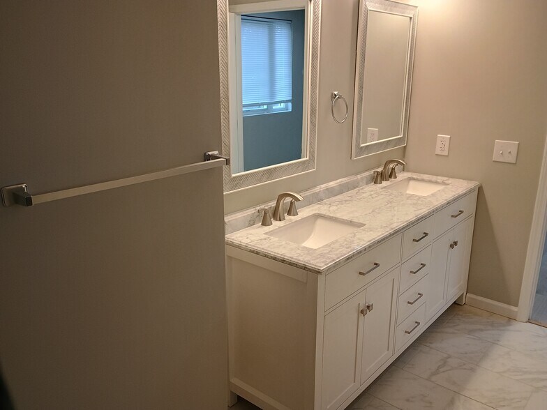Master bath - 1618 N Rural St