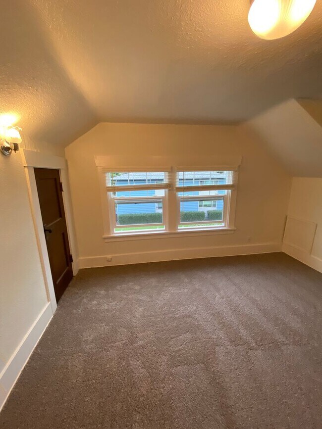 Building Photo - 15721 Main St E