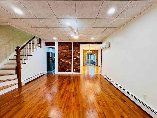 Building Photo - 16 W 51st St