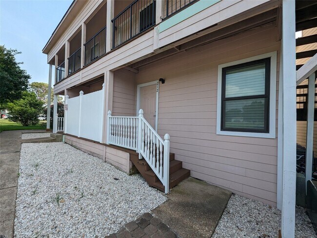 Building Photo - 445 Carolcrest Ln