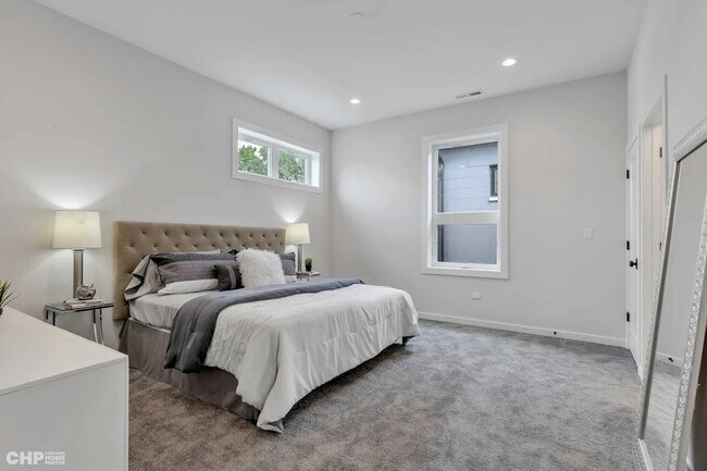 Building Photo - 5434 S Michigan Ave