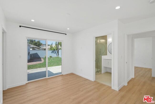 Building Photo - 7823 Kenyon Ave