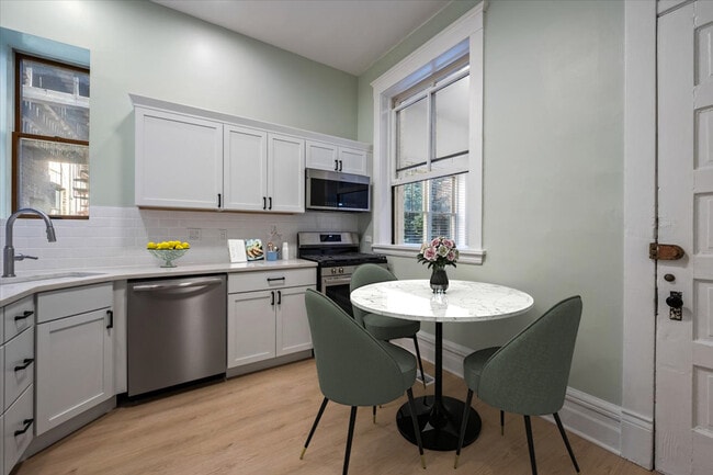 Building Photo - 709 W Roscoe St