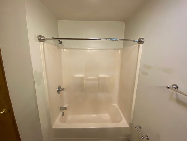 Building Photo - Large 4 Bed /  2 Bath Home