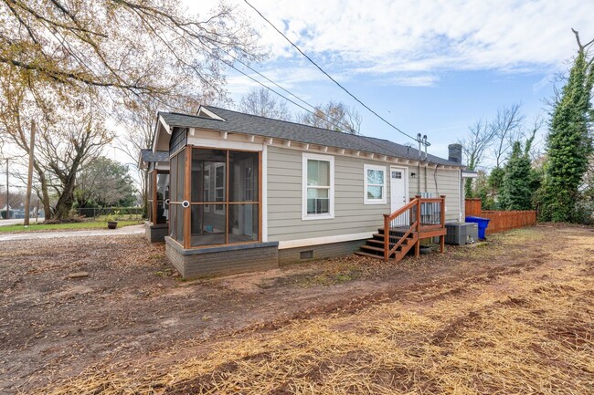 Building Photo - Charming 1 Bedroom, 1 Bath Home Minutes Fr...