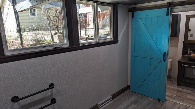 Building Photo - 833 E Platte Ave