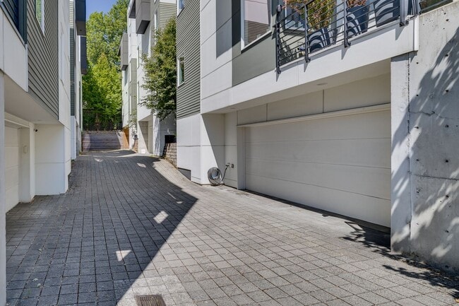 Building Photo - Beautiful 3 bedroom townhome in Leschi!