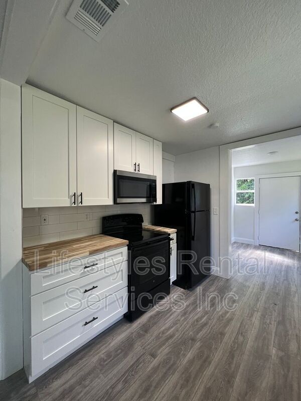 Building Photo - 1028 Hood Ave