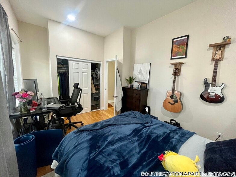 Building Photo - 470 E 3rd St