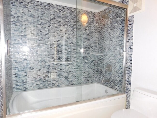 Building Photo - 939 W Madison St