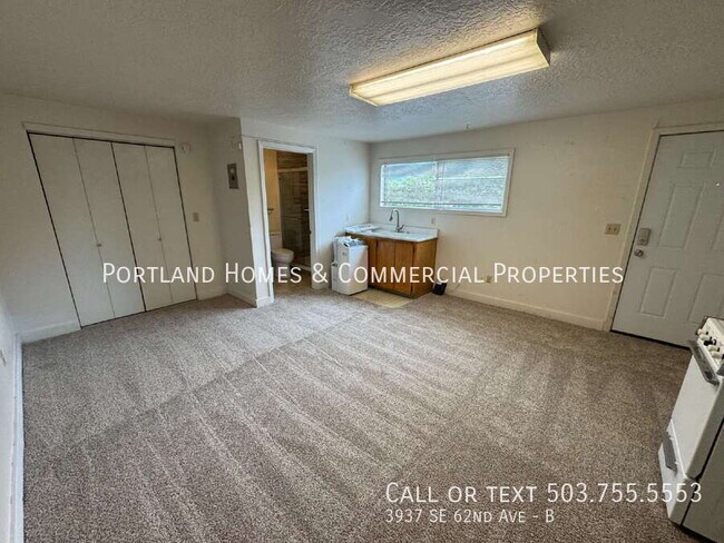 Building Photo - 3937 SE 62nd Ave