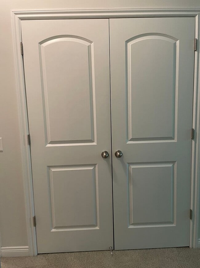 Building Photo - Shelby Township-2 Bedrooms, 2-Baths, Attac...