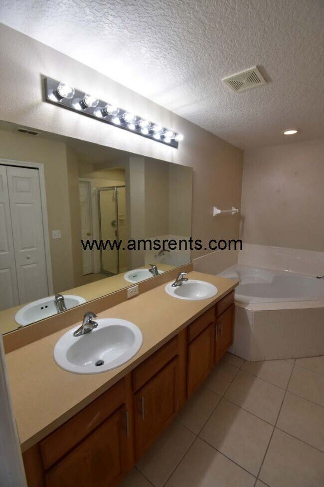 Building Photo - Spacious 3 bedroom 2 bath in Poinciana