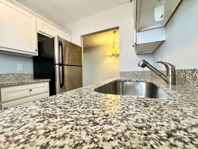 Building Photo - 4633-4635-4635 Jamieson Ave
