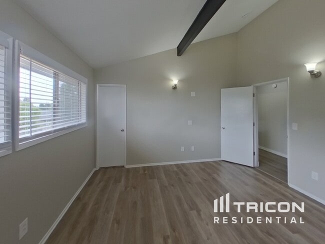 Building Photo - 4201 NE 51st St