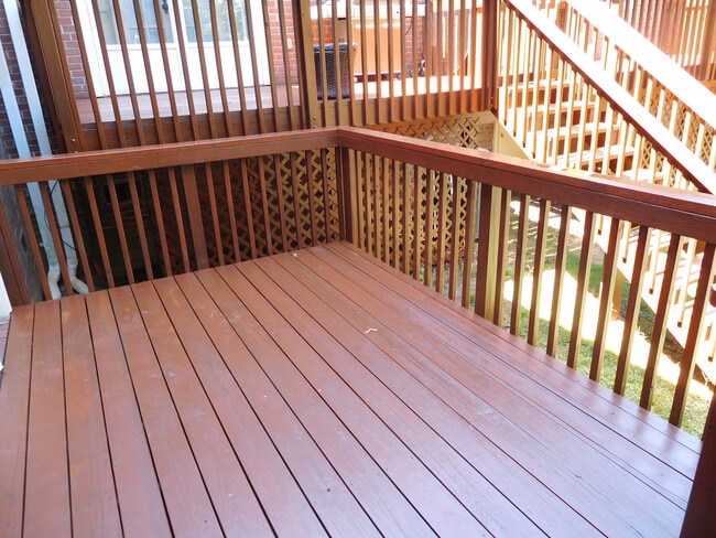 Building Photo - Renovated Townhome in the Heart of Bethesd...