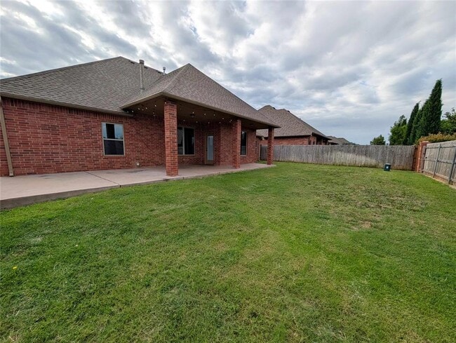 Building Photo - 6405 Bentwood Dr