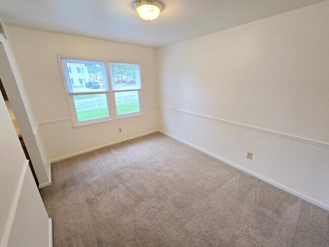 Building Photo - SPACIOUS 4 BED/2.5 TOWNHOME IN GREAT NECK!...