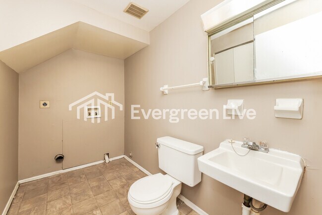 Building Photo - 8810 Foxgate Ct