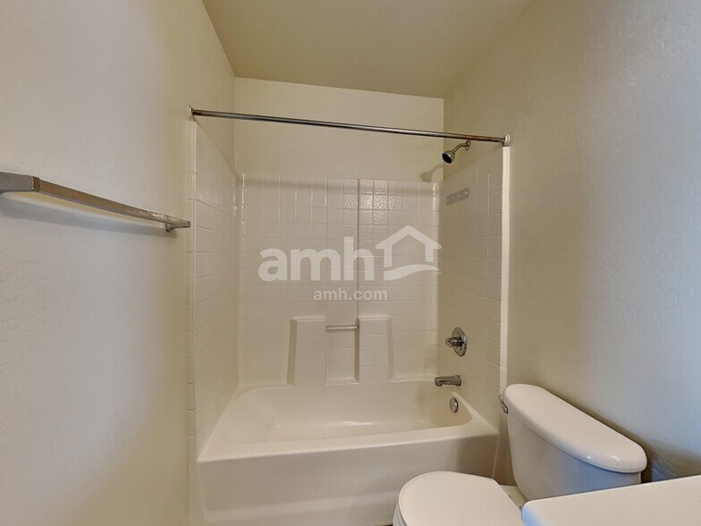 Building Photo - 15827 W Monroe St