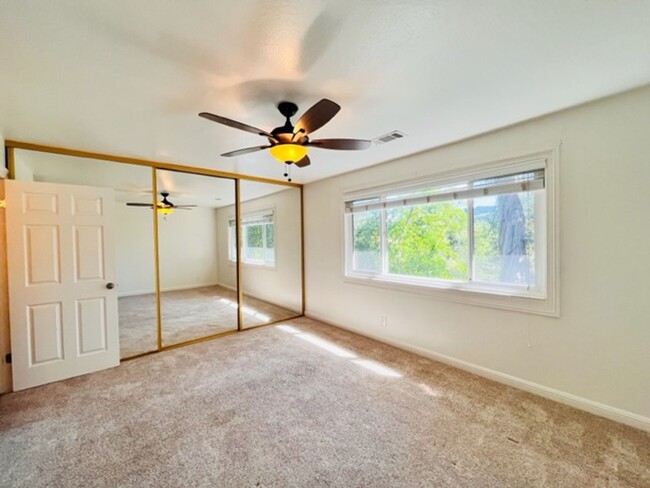 Building Photo - Move-in Ready 2BD/2.5BA Townhome in Westsi...