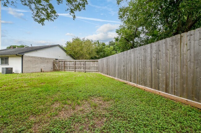 Building Photo - 2630 Hollymist Dr