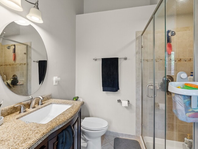 Building Photo - Elegant Colonial Townhome Living in Histor...
