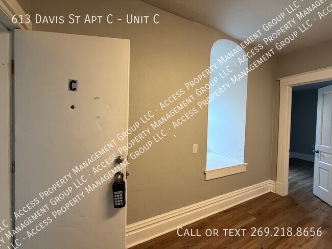 Primary Photo - 613 Davis St