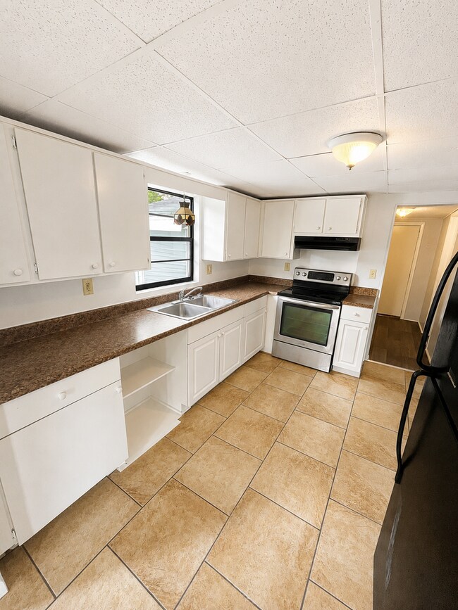 Building Photo - Cute 2BR/2BA HUGE ENCLOSED PORCH, Next to Stewart Middle, Tile Floors!