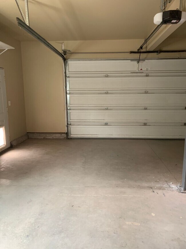 Building Photo - Studio in Downtown Bend with Garage