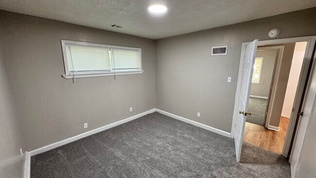 Building Photo - 2434 Vollintine Ave